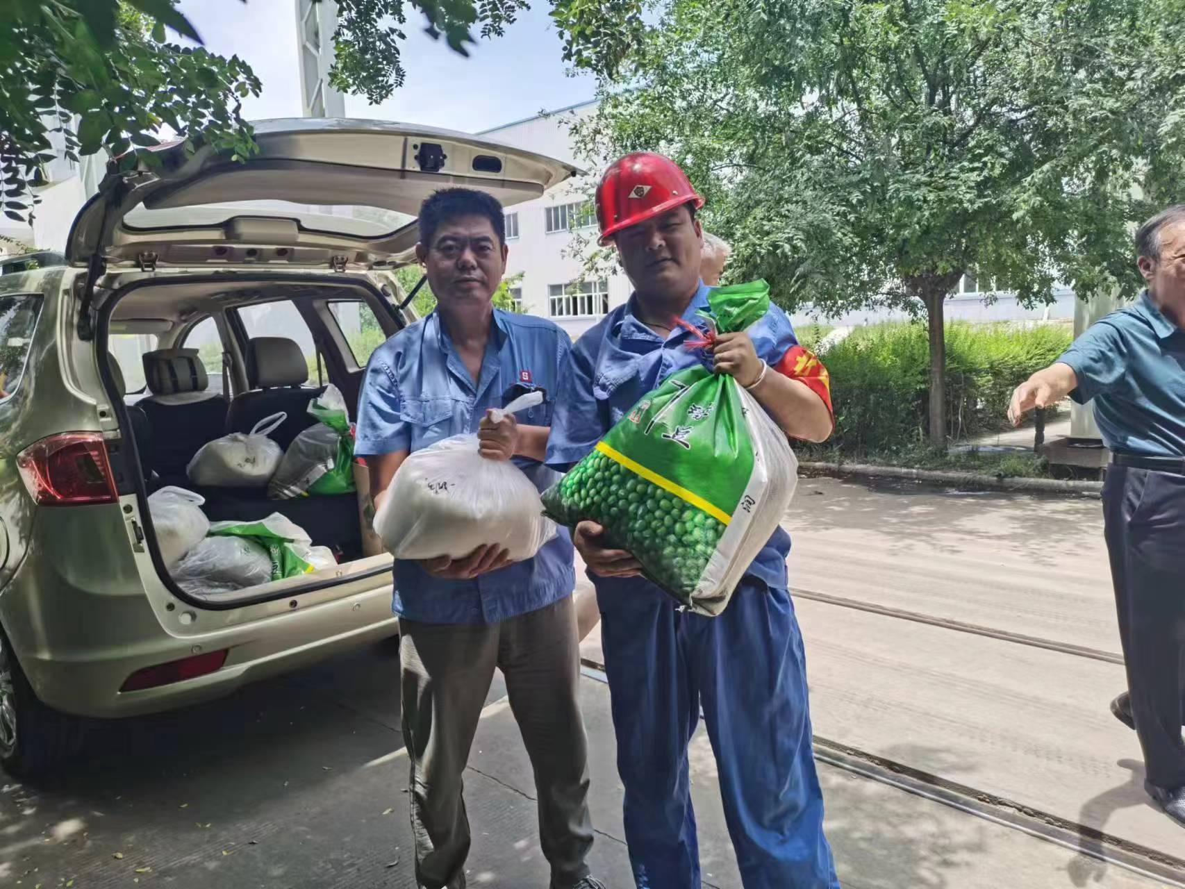 給一線生產車間和工地職工購買了一批白糖、綠豆等防暑降溫品送到了車間工地